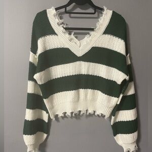 Rue21 knitted distressed long sleeves cropped sweater in green and white. Small